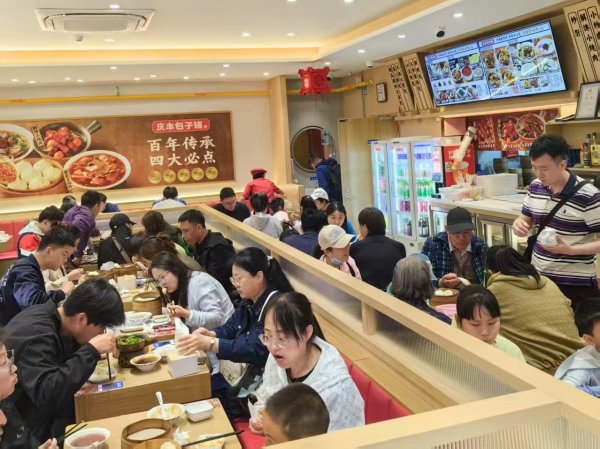 信康配资 “五一”餐饮关键词: “夜经济”“露台经济”接踵登场、持续升温